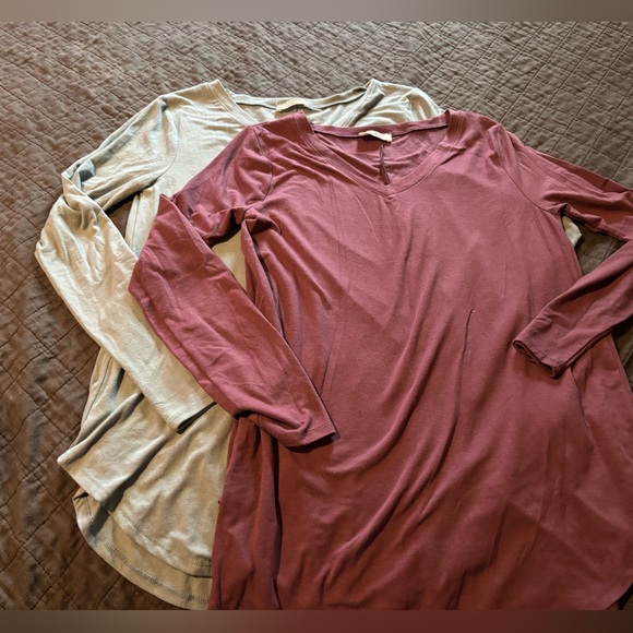 Zenana Vneck Lot of 2‎ Size Medium - Picture 1 of 1